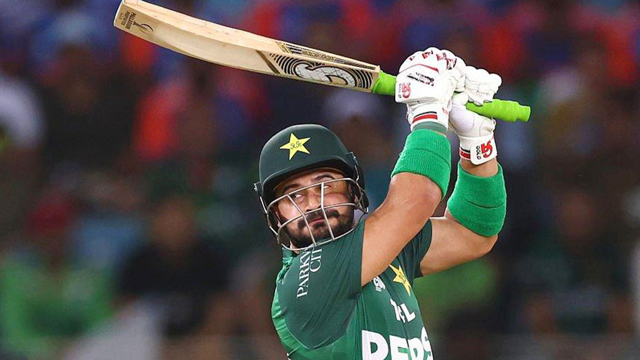 পাকিস্তানের প্রথম ব্যাটার হিসেবে এক বছরে ১০০ ছক্কার রেকর্ড