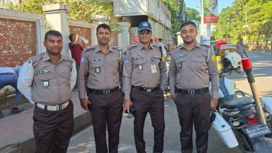 সিলেটে ট্রাফিক পুলিশের নতুন ইউনিফর্মে দায়িত্ব পালনের সূচনা