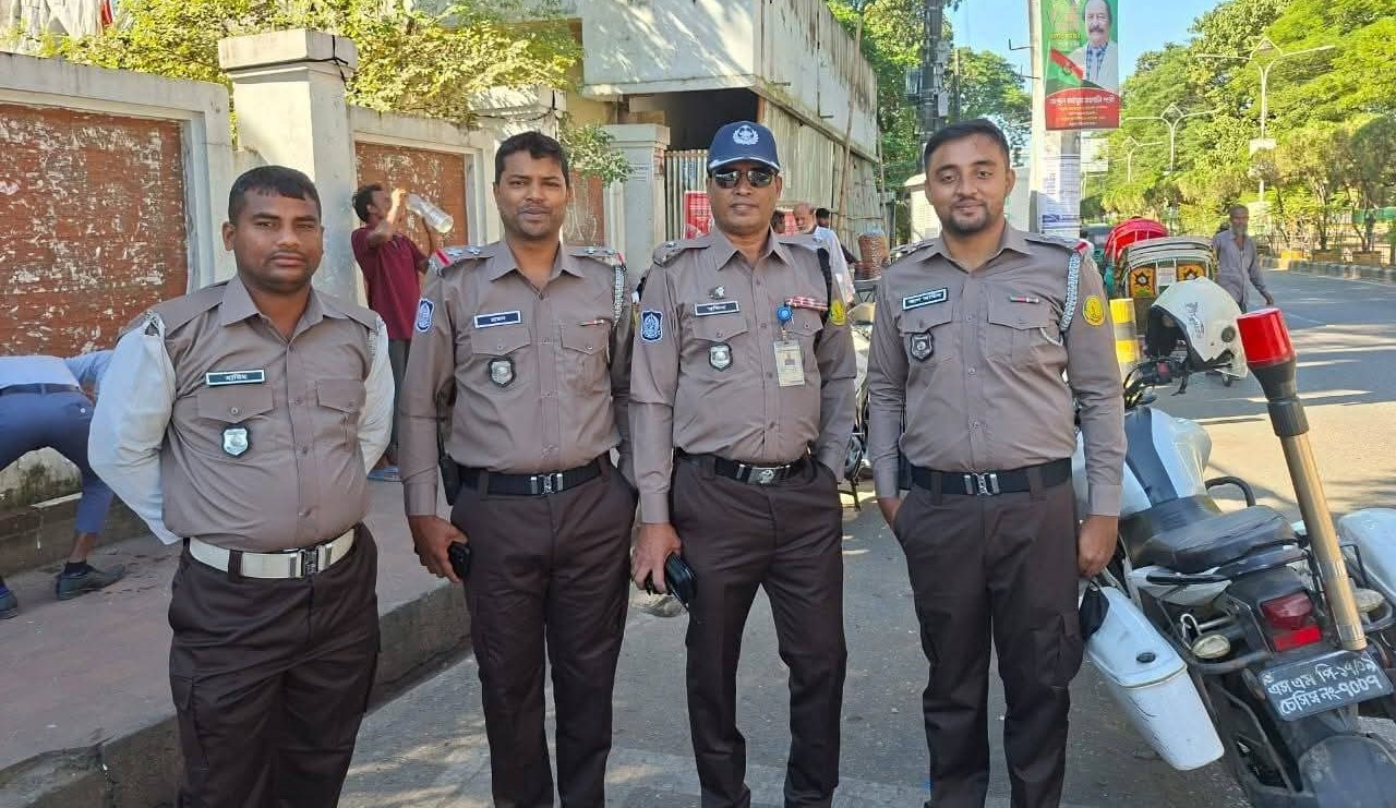 সিলেটে ট্রাফিক পুলিশের নতুন ইউনিফর্মে দায়িত্ব পালনের সূচনা