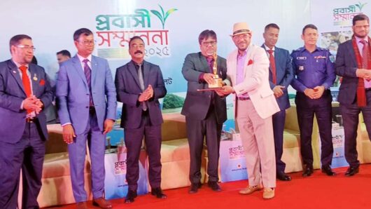 কমিউনিটি লিডার হিসেবে রাষ্ট্রীয় সম্মাননা পেলেন ফকু চৌধুরী