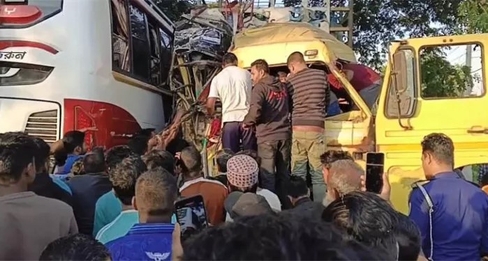 দক্ষিণ সুরমায় বাস-ট্রাকের সংঘর্ষে আহত ১০