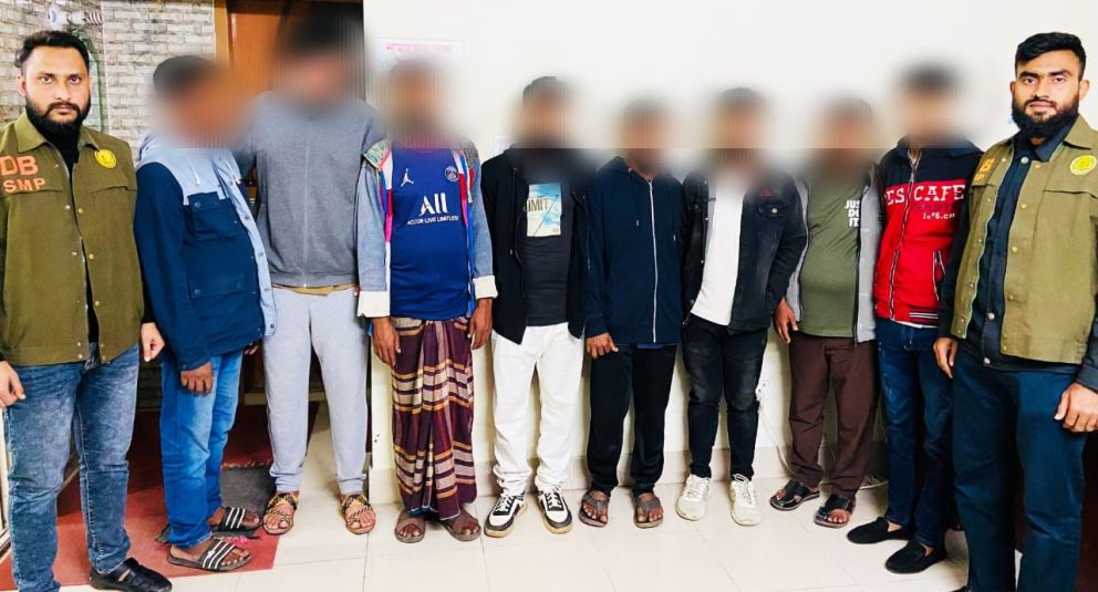 নগরীতে জুয়ার আসর থেকে শ্রমিকসহ ৮ জন গ্রে ফ তা র