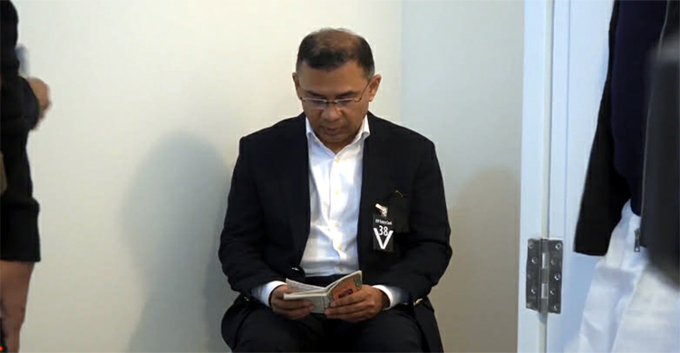 মায়ের মরদেহের পাশে কোরআন তেলাওয়াত করছেন তারেক রহমান
