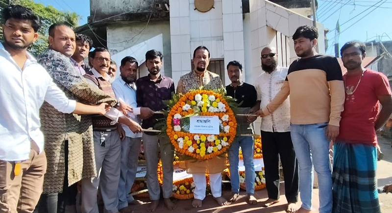 কালীঘাট শহীদ মিনারে বীর শহীদের শ্রদ্ধা নিবেদন: সাবেক কাউন্সিলর মুনিমের উদ্যোগে বিজয় উপলক্ষে নানা আয়োজন
