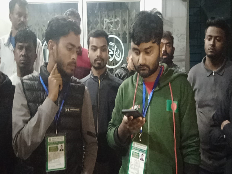 ৩ যুবককে আটক করেছে পুলিশ