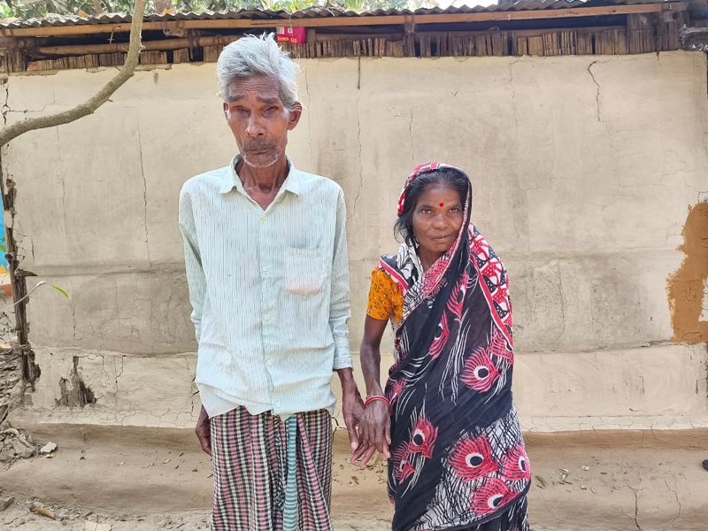 ভালোবাসার দায়ে ঘরছাড়া, পাগলী ও জন্মান্ধের ২৫ বছরের সংসার