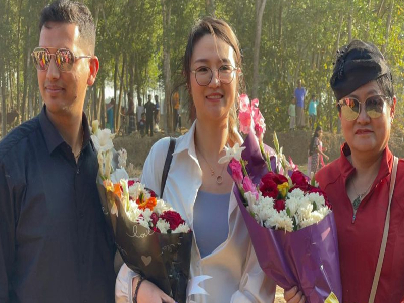 হেলিকপ্টারে চড়ে প্রেমিকের বাড়িতে চীনা তরুণী