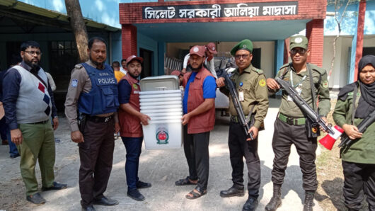 কড়া নিরাপত্তায় কেন্দ্রে পৌঁছেছে ব্যালট বাক্সসহ নির্বাচনী সরঞ্জাম