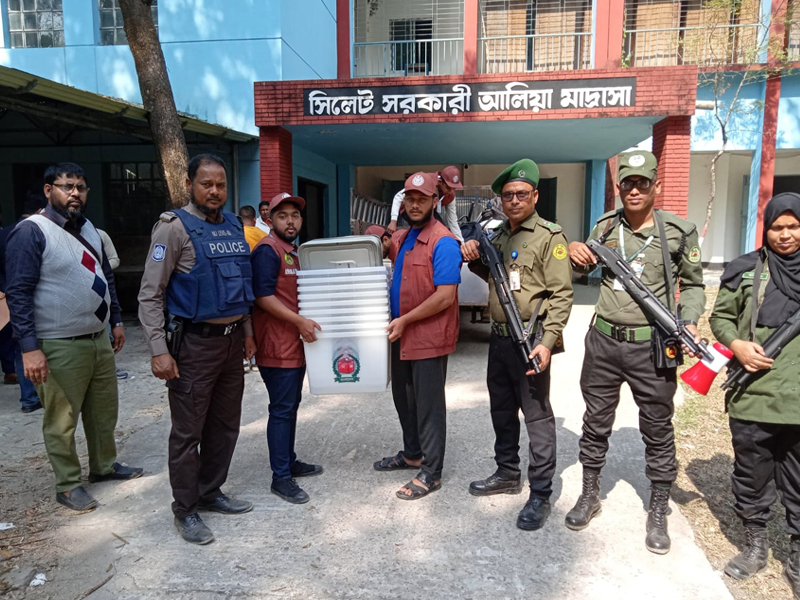 কড়া নিরাপত্তায় কেন্দ্রে পৌঁছেছে ব্যালট বাক্সসহ নির্বাচনী সরঞ্জাম