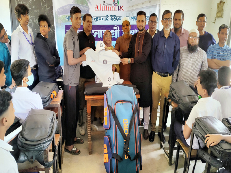 সিলেট সরকারি পাইলট উচ্চ বিদ্যালয়ে ইউকে এলামনাইর ক্রীড়া সামগ্রী প্রদান