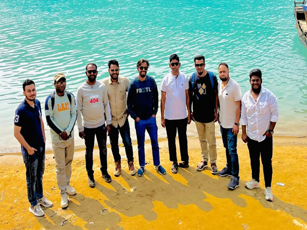 লালাখাল নীল পানি পর্যটকদের আকর্ষণ