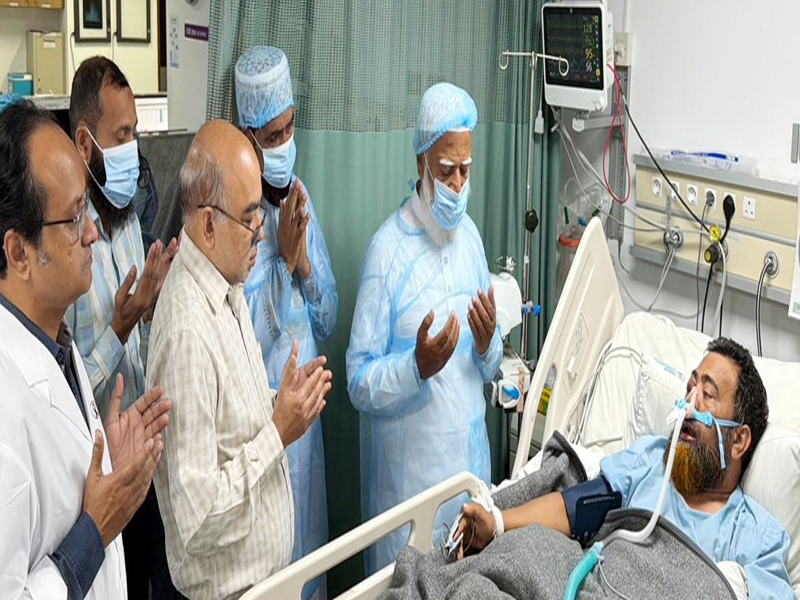 ক্যান্সারে আক্রান্ত দক্ষিণ সুরমা থানা আমীর মুজিবুর রহমানকে দেখতে হাসপাতালে ডা. শফিকুর রহমান