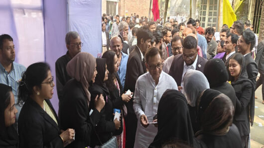 আইনজীবী সমিতির নির্বাচন পরিদর্শন করলেন খন্দকার মুক্তাদির