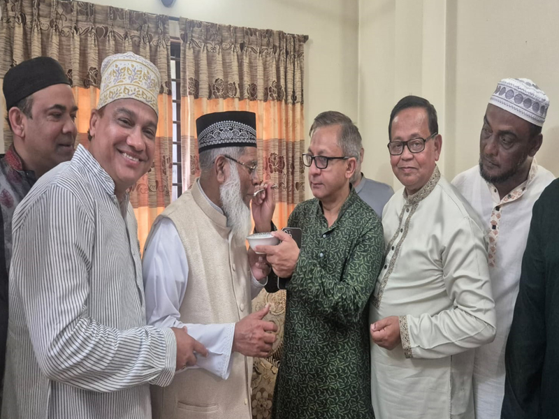 মাওলানা হাবিবের বাসায় মিষ্টি নিয়ে খন্দকার মুক্তাদির