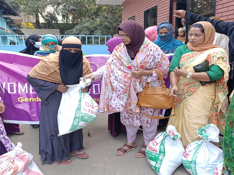 উইমেন ফর উইমেন রাইটস’র উদ্যোগে দুঃস্থ নারীদের মাঝে খাদ্যসামগ্রী বিতরণ