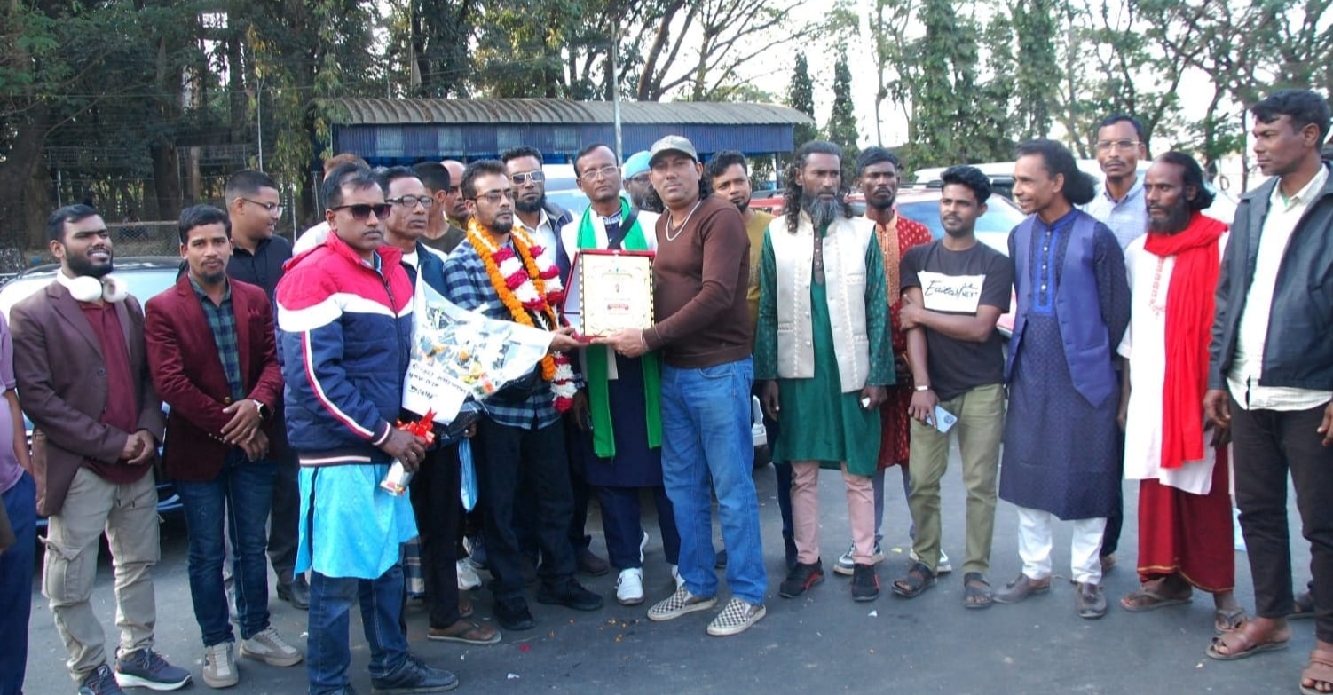 যুক্তরাজ্য প্রবাসী গীতিকার আছাব আলীকে সিলেট বিমানবন্দরে সংবর্ধনা প্রদান