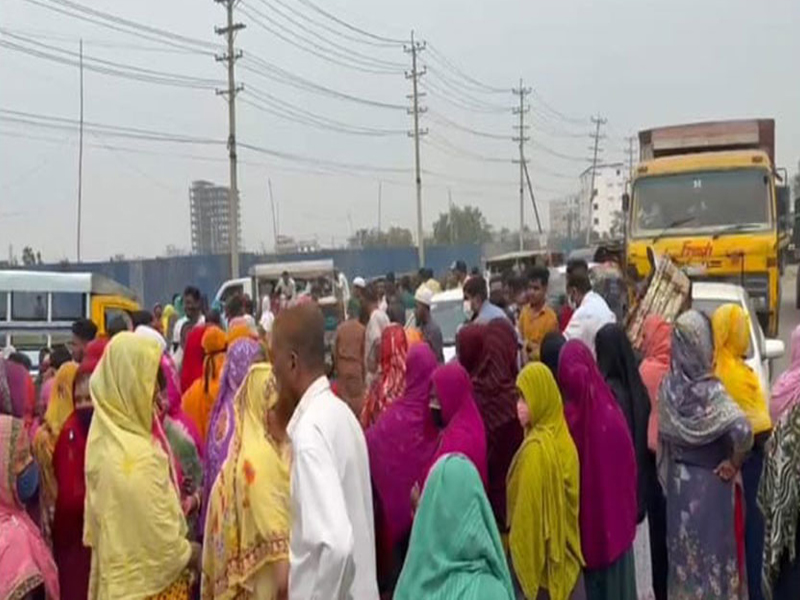 রূপগঞ্জে ঢাকা-সিলেট মহাসড়ক অবরোধ করে শ্রমিকদের বিক্ষোভ