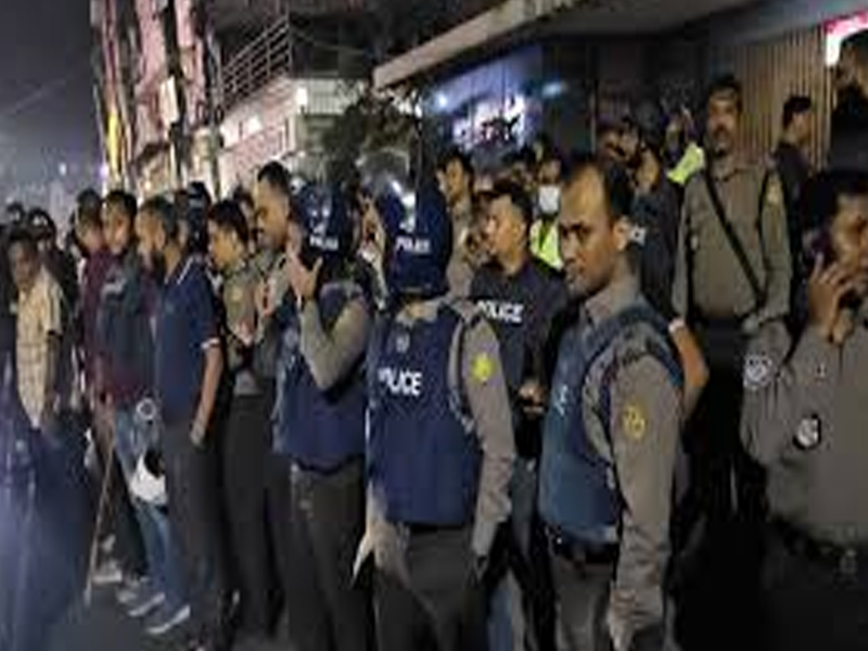পুলিশের সাঁড়াশি অভিযানে গ্রেপ্তার অর্ধশতাধিক