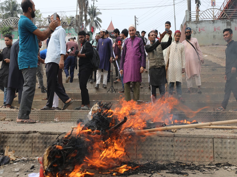 সিন্ডিকেট ও ছিনতাইকারীদের কুশপুত্তলিকা দাহ