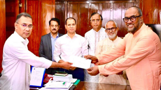 সিসিক প্রশাসককে ৪১ লাখ টাকার চেক দিলেন প্রধানমন্ত্রী