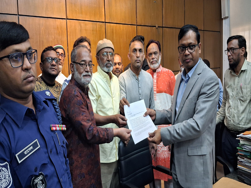 জেলা স্টেডিয়াম এককভাবে ফুটবলকে বরাদ্দের প্রতিবাদে জেলা প্রশাসককে স্মারকলিপি