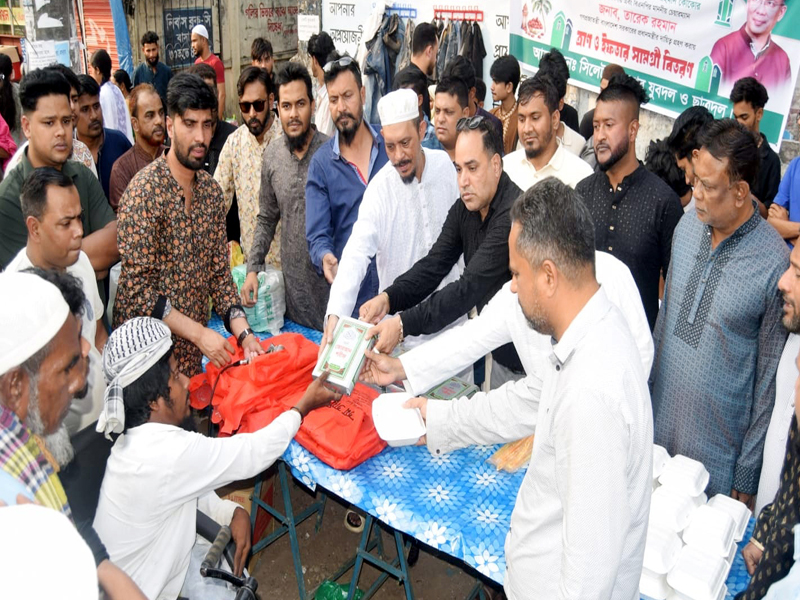 মদিনা মার্কেটে ছাত্রদল ও যুবদলের কুরআন শরিফ ও ইফতার সামগ্রী বিতরণ
