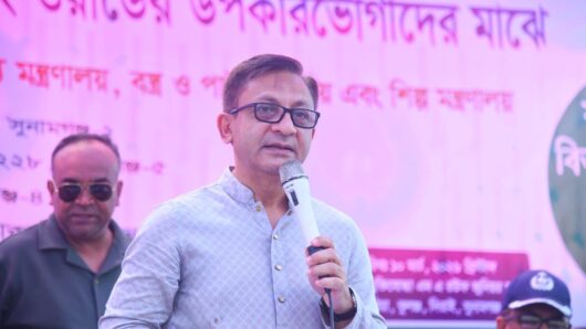 সুনামগঞ্জে ফ্যামিলি কার্ড বিতরণ কর্মসূচির উদ্বোধন নির্বাচনী অঙ্গীকার বাস্তবায়নে সরকার দৃঢ়ভাবে প্রতিশ্রুতিবদ্ধ : বাণিজ্যমন্ত্রী