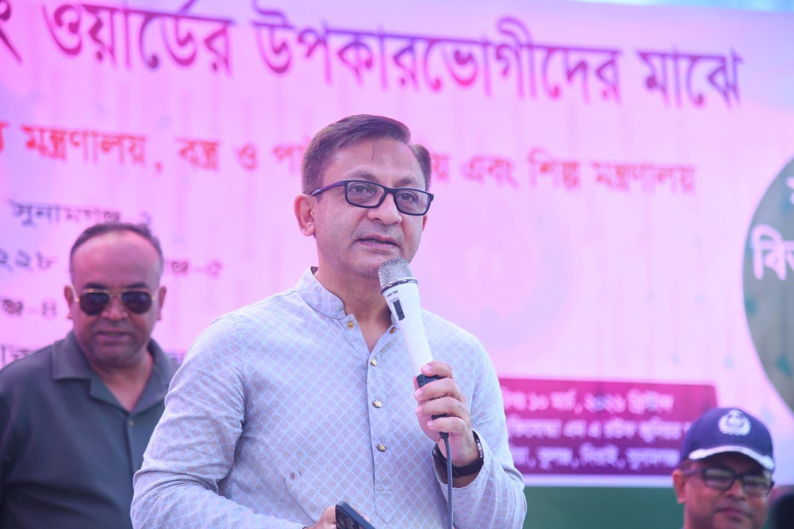সুনামগঞ্জে ফ্যামিলি কার্ড বিতরণ কর্মসূচির উদ্বোধন নির্বাচনী অঙ্গীকার বাস্তবায়নে সরকার দৃঢ়ভাবে প্রতিশ্রুতিবদ্ধ : বাণিজ্যমন্ত্রী