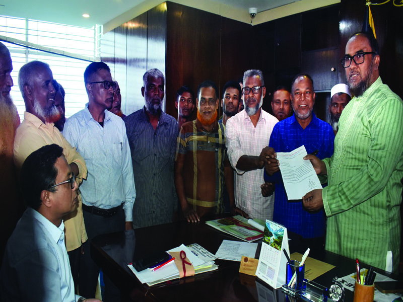 আটক রিক্সা ছাড়তে সিসিক প্রশাসককে ব্যাটারি চালিত রিক্সা মালিক-শ্রমিক ঐক্য পরিষদের স্মারকলিপি