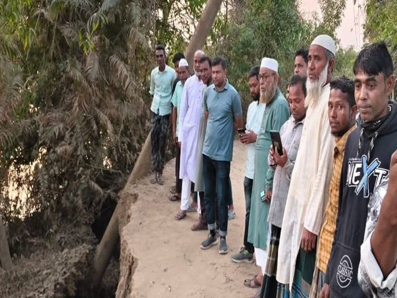 চেঙ্গেরখাল নদী গর্ভে সালুটিকর-গাংকিনারী সড়ক ইউএনও ও হাকিম চৌধুরীর সরেজমিন পরিদর্শন