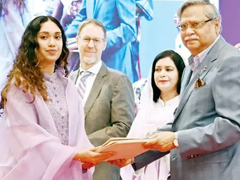 খালেদা জিয়ার পুরস্কার নিলেন নাতনি জাইমা রহমান