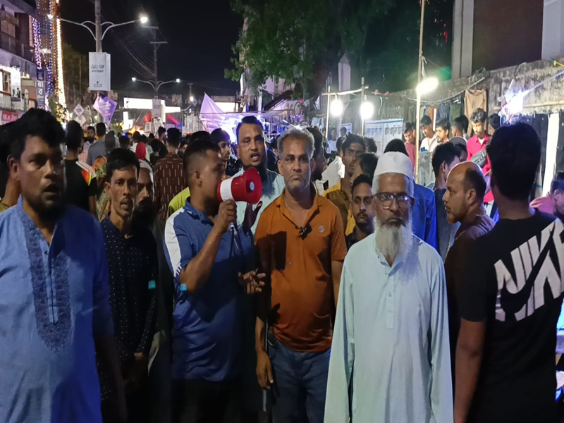 চাঁদাবাজির বিরুদ্ধে কঠোর অবস্থানে ফুটপাত ব্যবসায়ীরা চাঁদা না দেয়ার জন্য রাস্তায় মাইকিং