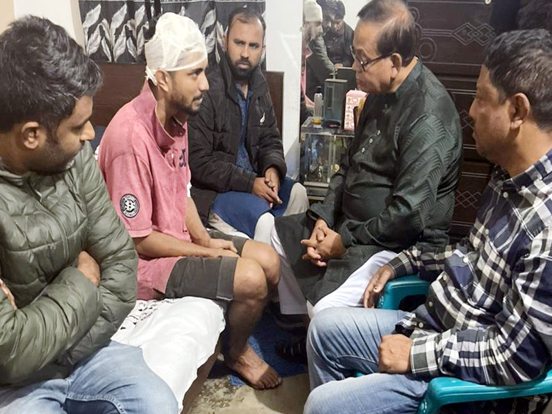 শাহপরানে দুর্বৃত্তদের হামলায় আহত শাহেদের পাশে এমদাদ চৌধুরী