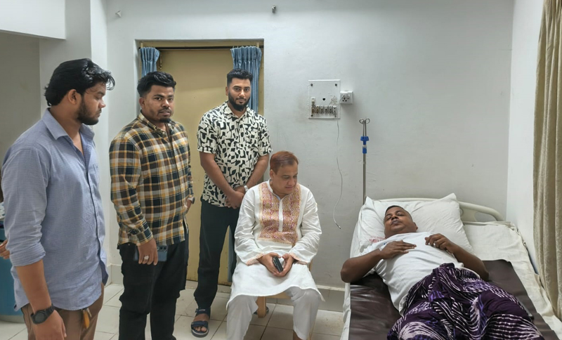 চিকিৎসাধীন নজমুলকে দেখতে হাসপাতালে কয়েস লোদী