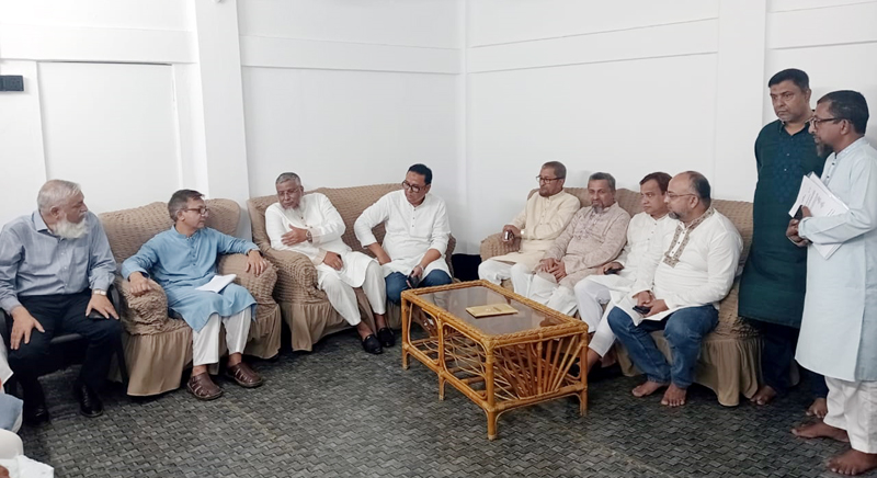 কালেক্টরেট মসজিদ মার্কেটের সমস্যা সমাধানে আশ্বস্ত করলেন খন্দকার মুক্তাদির