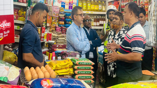 বাণিজ্যমন্ত্রী খন্দকার মুক্তাদিরের আকস্মিক বাজার পরিদর্শন