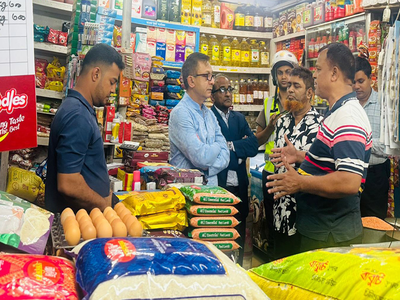 বাণিজ্যমন্ত্রী খন্দকার মুক্তাদিরের আকস্মিক বাজার পরিদর্শন