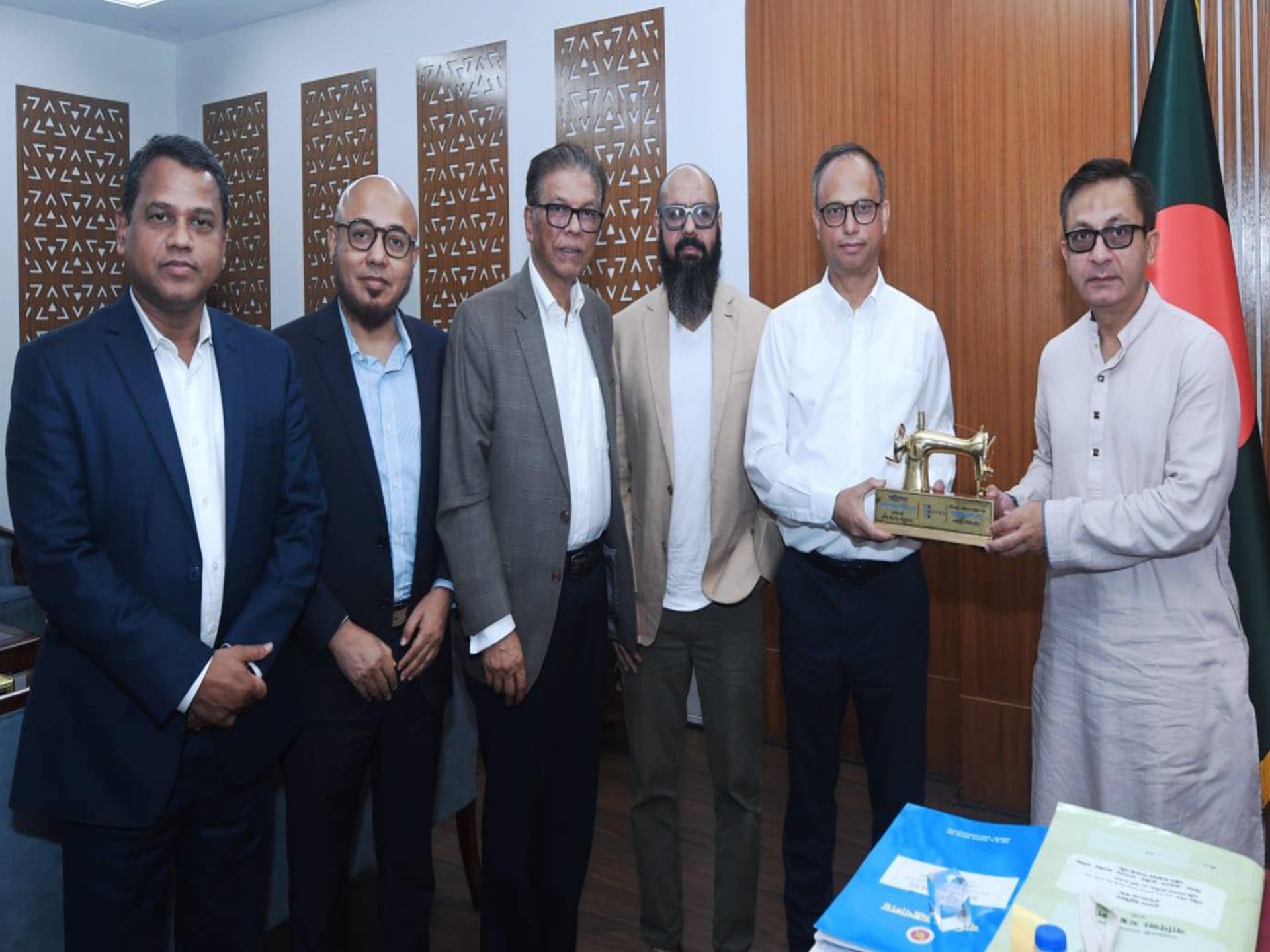 পোশাক শিল্পের প্রতিযোগিতামূলক সক্ষমতা ধরে রাখতে নীতি সহায়তার আহŸান বিজিএমইএ’র