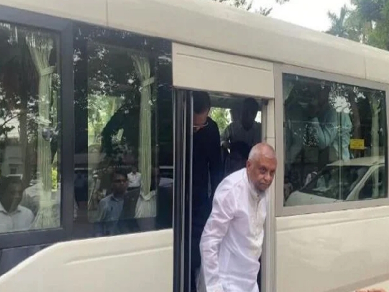 ২০ গাড়ির বদলে এক বাস মিতব্যয়িতার অনন্য দৃষ্টান্ত গড়লেন শ্রমমন্ত্রী
