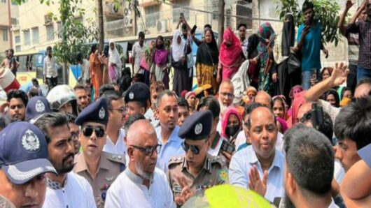 শ্রমমন্ত্রী ও প্রতিমন্ত্রীর হস্তক্ষেপে তেজগাঁওয়ে শ্রমিকদের সড়ক অবরোধ প্রত্যাহার