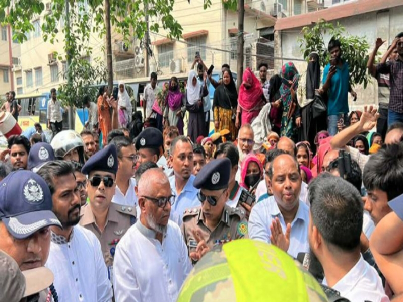 শ্রমমন্ত্রী ও প্রতিমন্ত্রীর হস্তক্ষেপে তেজগাঁওয়ে শ্রমিকদের সড়ক অবরোধ প্রত্যাহার