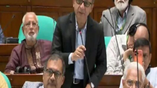 সংসদে বাণিজ্য, শিল্প, বস্ত্র ও পাটমন্ত্রী খন্দকার আবদুল মুক্তাদির, এমপি