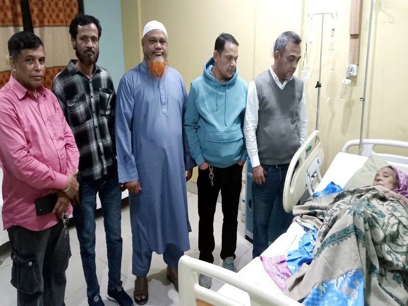 মহানগর যুবদল নেতা তানিমের মায়ের অসুস্থতায় হাসপাতালে যুবদল নেতৃবৃন্দ