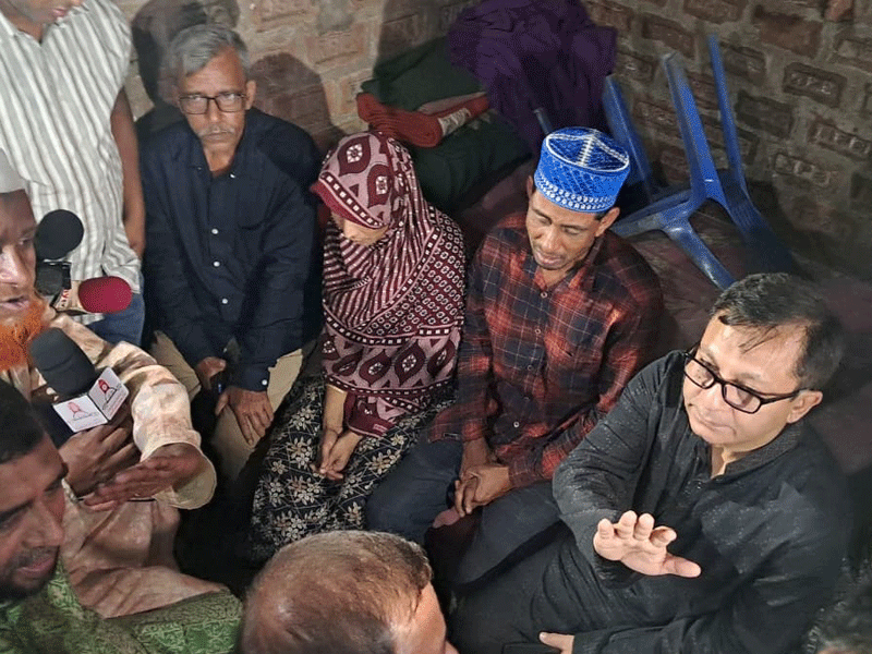 শিশু ফাহিমার বাসায় বাণিজ্যমন্ত্রী খন্দকার মুক্তাদির