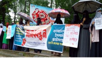 নারী ও শিশুর প্রতি সহিংসতার প্রতিবাদে  সিলেটে এমসি কলেজে ছাত্রীসংস্থার মানববন্ধন