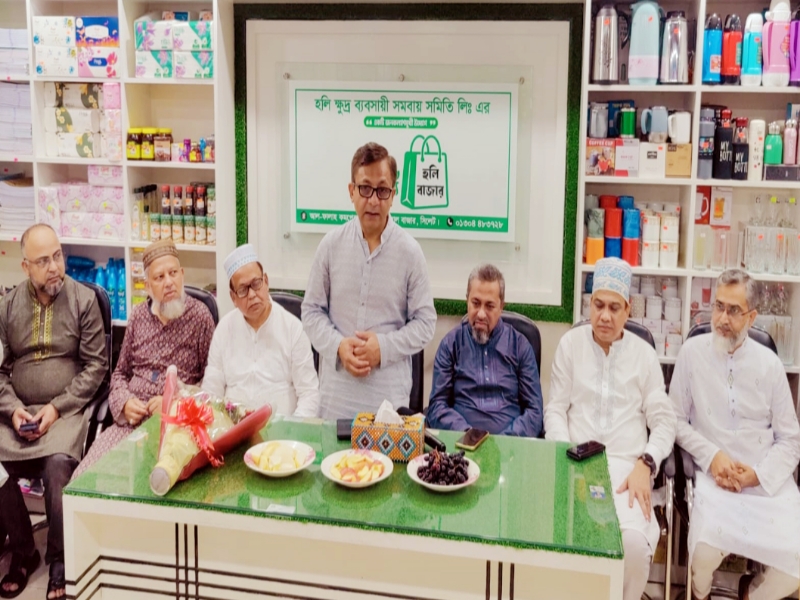 ঈদকে সামনে রেখে সিলেটের হলি বাজার পরিদর্শনকালে খন্দকার মুক্তাদির