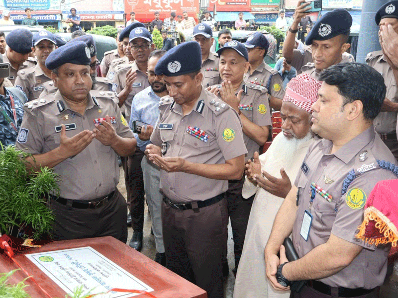 বন্দরবাজারে আধুনিক ট্রাফিক পুলিশ বক্সের উদ্বোধন করলেন এসএমপি কমিশনার