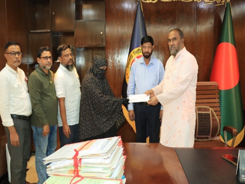 কর্মরত অবস্থায় মৃত দুই সিসিক কর্মীর পরিবার পেলো ৮ লাখ টাকা করে অনুদান