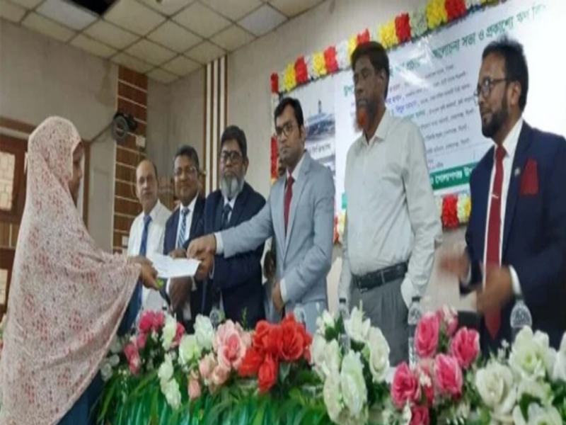 বাংলাদেশ ব্যাংক কৃষকদের সহজ শর্তে ৪ শতাংশ প্রণোদনায় ঋণ প্রদান করছে: নির্বাহী পরিচালক
