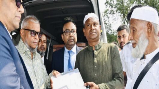 মধ্যপ্রাচ্যে নিহত প্রবাসীর মরদেহ গ্রহণ করলেন প্রবাসী কল্যাণ মন্ত্রী